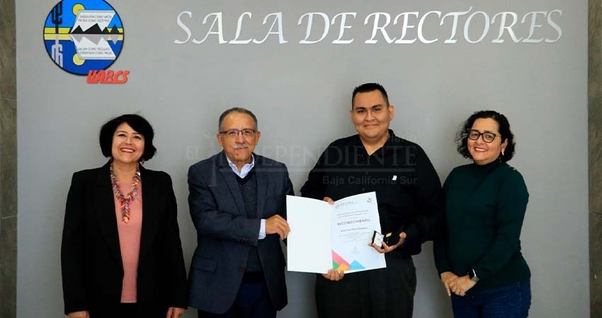 Egresado de la UABCS recibe premio ceneval al desempeño de excelencia EGEL