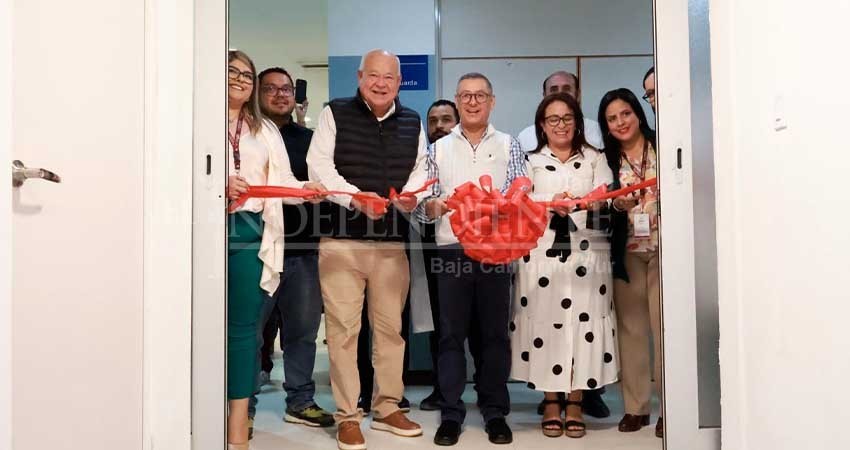 Gobernador de BCS y director general del ISSSTE, entregan resonador magnético en La Paz