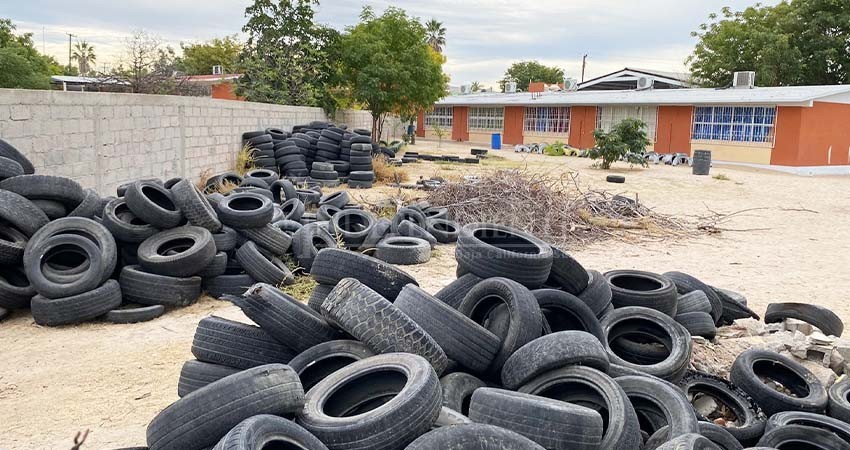Denuncian acumulación de llantas en escuela primaria; preocupa proliferación de dengue