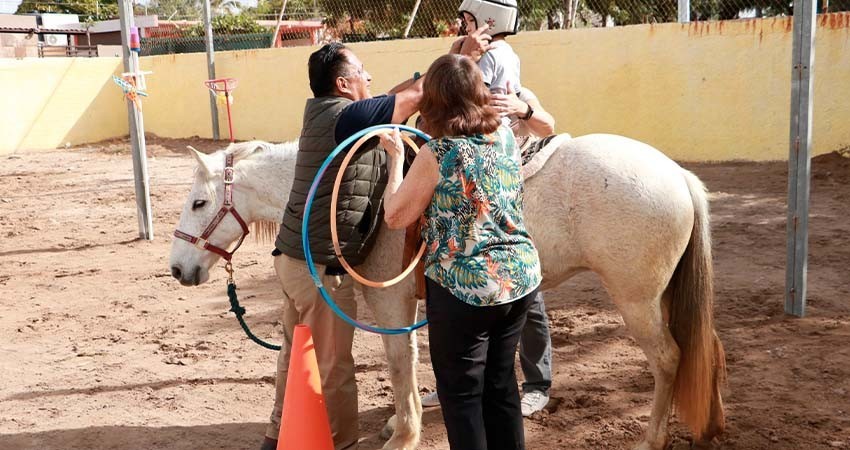 Mediante la equinoterapia atenderá el CAM a 9 niños con discapacidades diversas