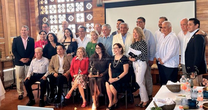 Recibe Audelia Villareal reconocimiento a "Forjadora del año"