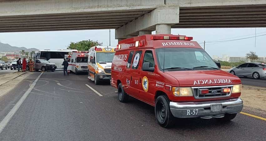 Accidente con transporte de personal provoca bloqueo en Carretera SJC-CSL
