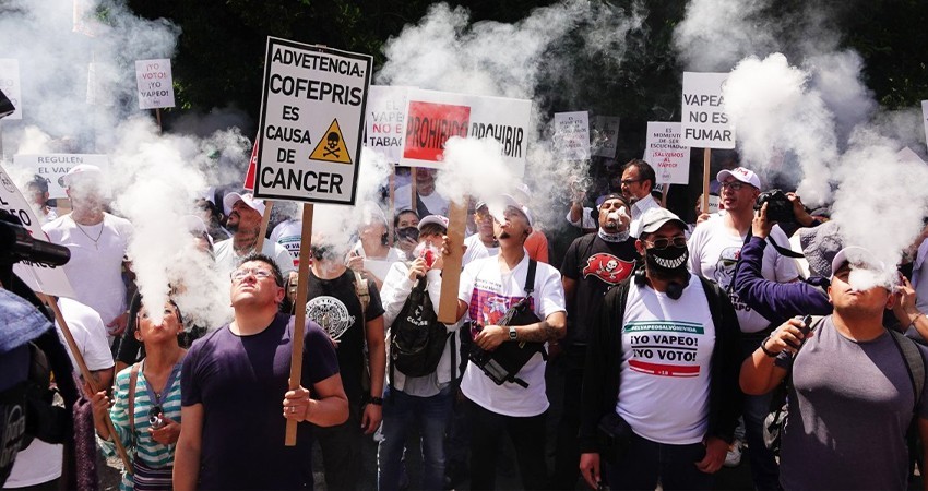Comerciantes rechazan reforma de AMLO que busca prohibir los vapeadores
