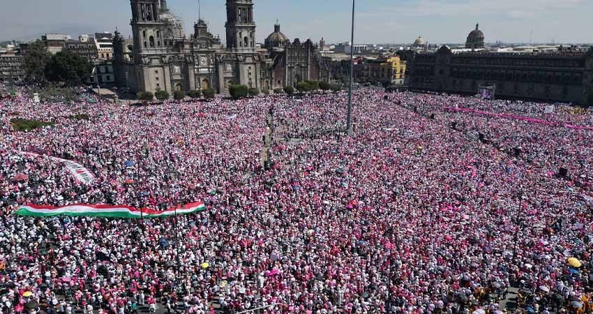 Se manifiestan en el Zócalo para ‘proteger la democracia’ antes de las elecciones; ‘sin novedad’, dice AMLO