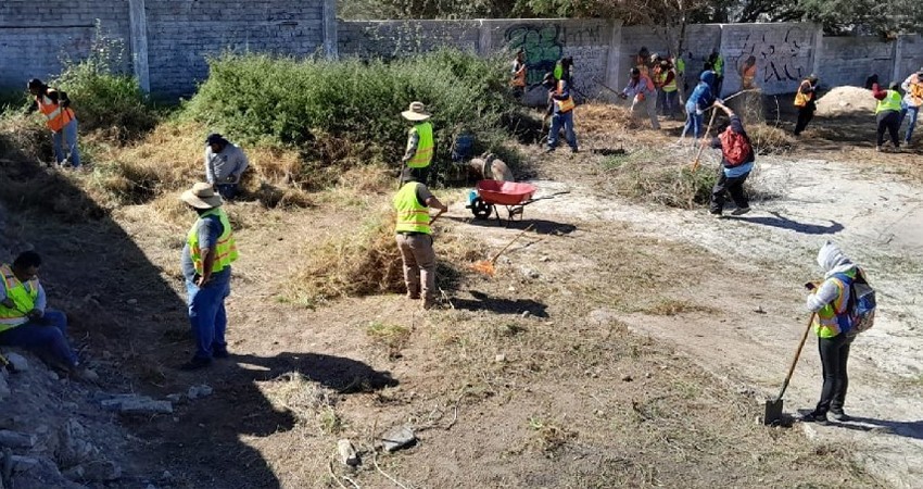 Realizan limpieza de accesos del tanque elevado de la colonia Colina de la Cruz