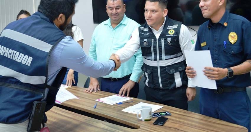 Entrega Protección Civil Municipal 17 certificaciones de terceros acreditados