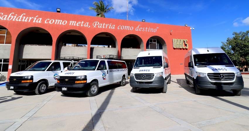 Rector de UABCS entrega nuevas unidades vehiculares para fortalecer las actividades académicas del estudiantado