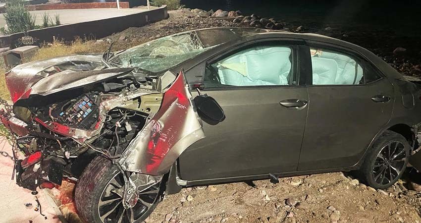 Destrozó su automóvil y mobiliario urbano