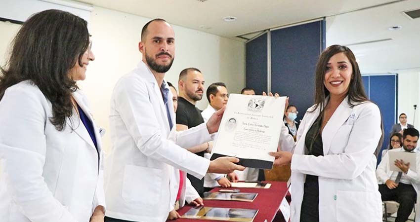 Egresó hospital Salvatierra nueva generación de médicos especialistas