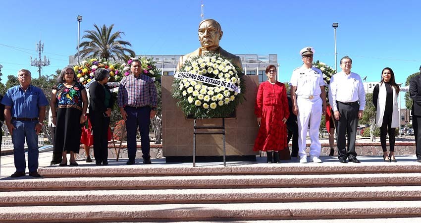 Poderes públicos de BCS y sociedad, conmemoran 218 aniversario del natalicio de Benito Juárez García