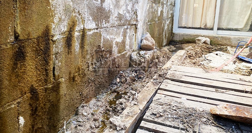Teme que barda colapse en su domicilio por filtración de agua