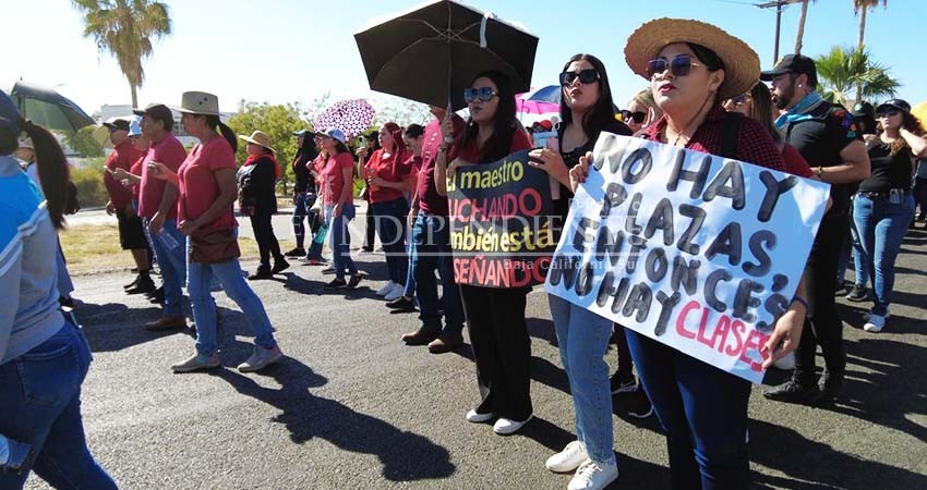 De nuevo. Trabajadores de la educación de Los Cabos marchan para exigir pago de quinquenios