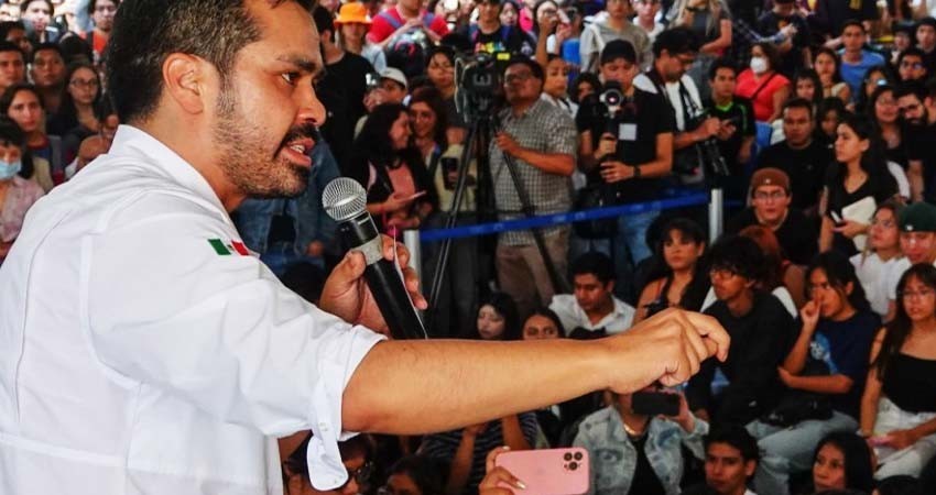 Abuchean, increpan y empujan a Máynez en atropellado evento la UAM