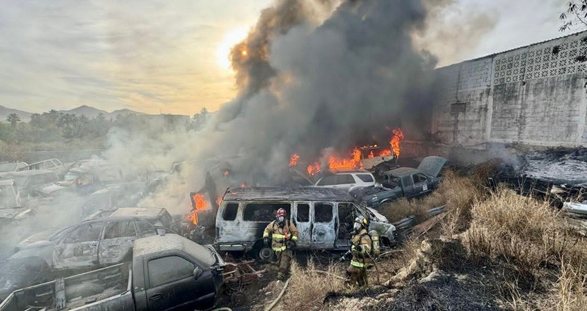 Al menos 30 vehículos afectados por incendio en corralón de Los Cabos