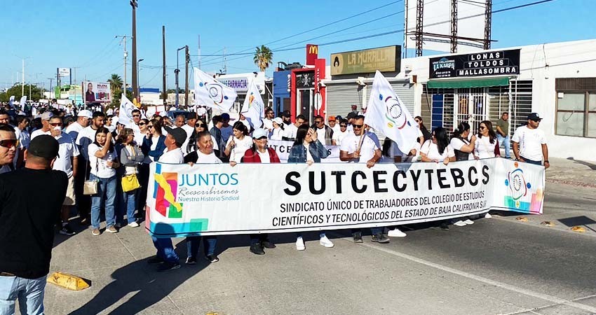 Maestros y burócratas revientan protocolo por conmemoración del día del trabajo