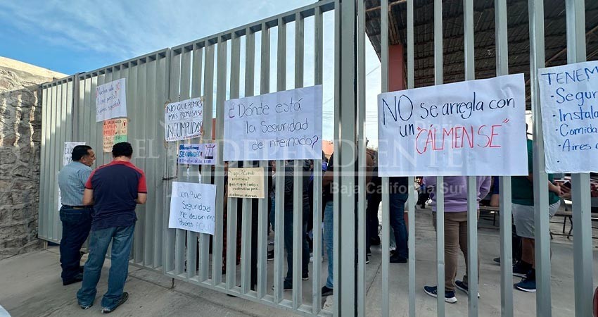 Protestan alumnos de la BENU por inseguridad y robos al interior del internado