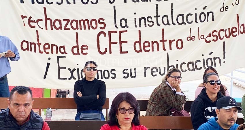 Antena de CFE continúa en escuela primaria; buscan predio para su traslado, sostiene SEP