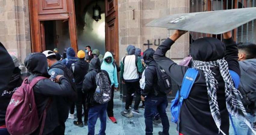 Estudiantes de Ayotzinapa atacan Palacio Nacional y dejan 26 policías heridos