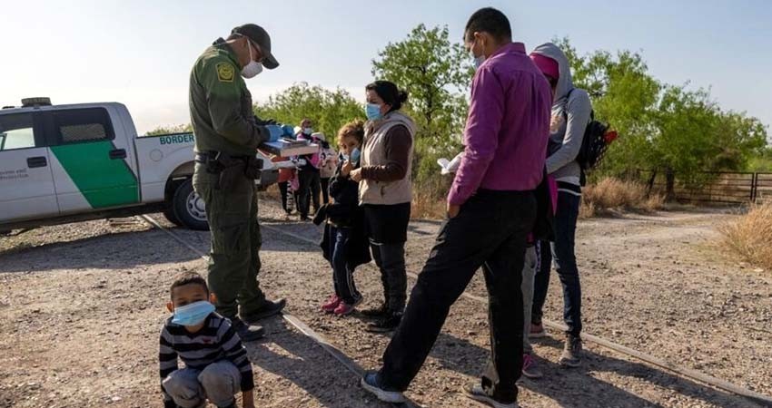 AMLO niega que habrá más migrantes deportados a México por restricciones en EU