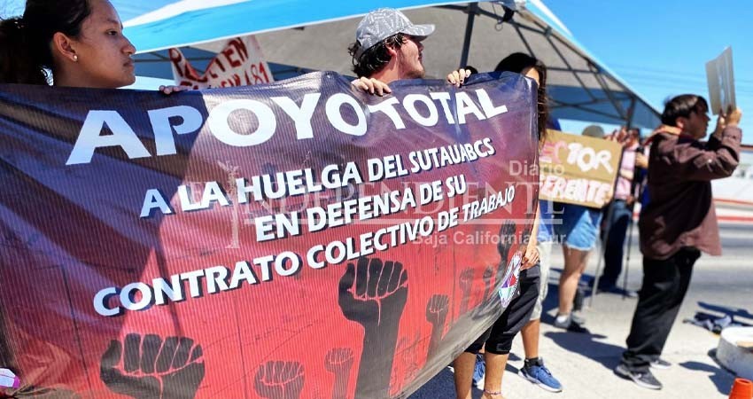 Estudiantes de UABCS bloquean paso vehicular en apoyo a sindicalizados; exigen al rector solución