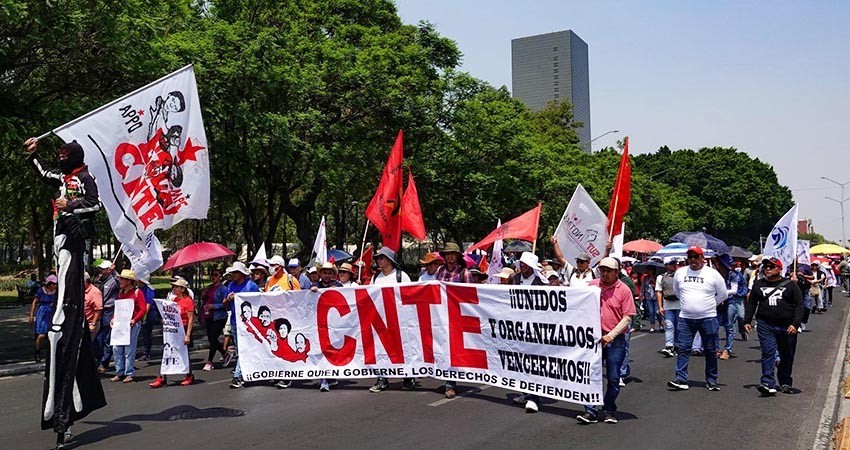 Maestros inician paro general y califican de "burla" la reciente subida salarial