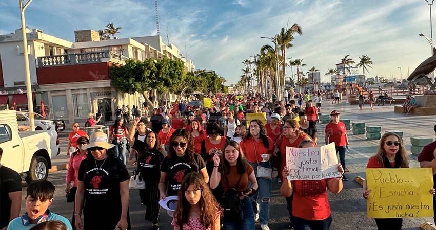 Magisterio de La Paz y Los Cabos marcharon en Día del Maestro