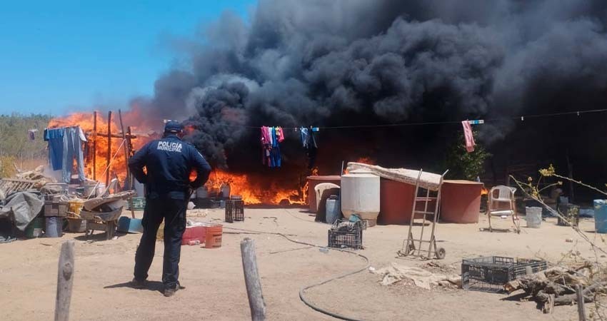 Atienden Policías Municipales incendio de una vivienda en la Delegación San Juan de Los Planes