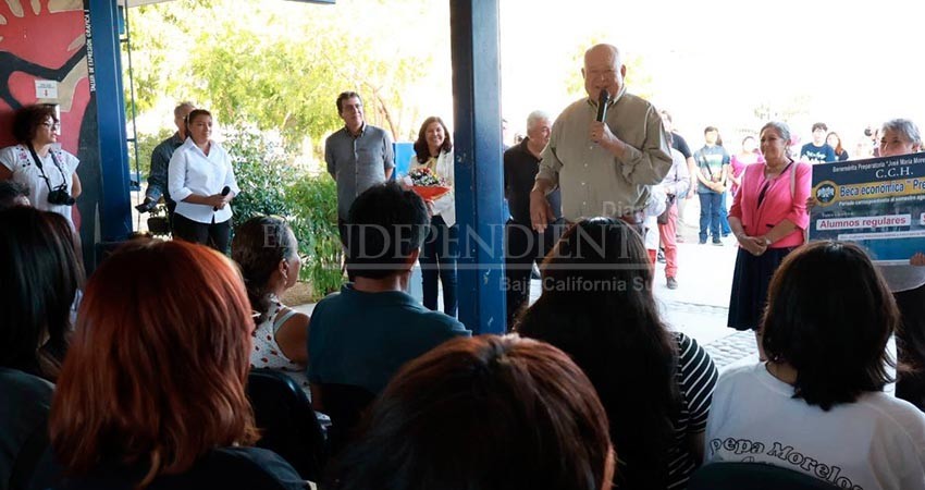 Entrega el gobierno de BCS, becas a más de 200 estudiantes de la preparatoria “José María Morelos”