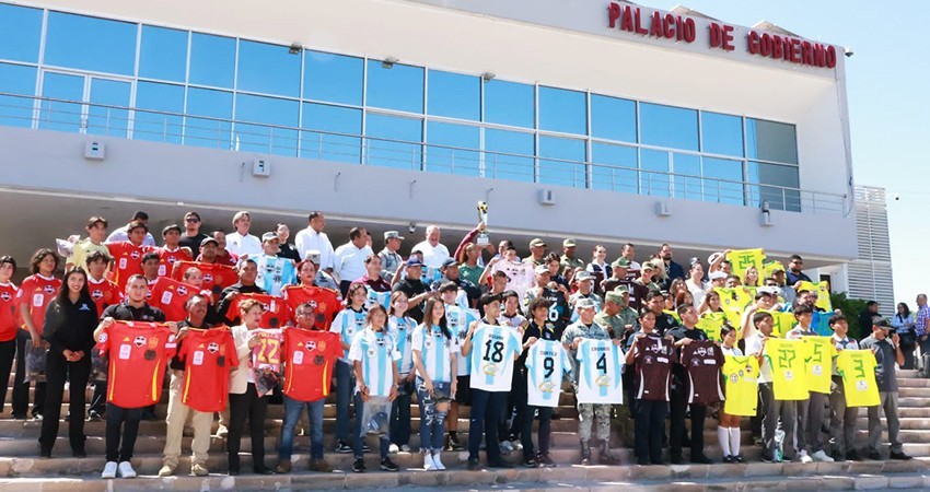 Entrega el gobernador Castro Cosío uniformes a participantes de la segunda Copa Pazífica de Fútbol
