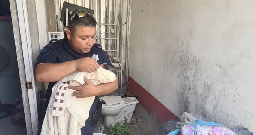 Policías municipales de La Paz auxilian a mujer y su recién nacido