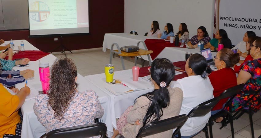 Capacita SEDIF a profesionistas en materia de adopción