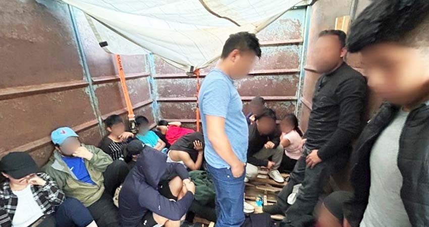 INM detiene a 63 migrantes que viajaban hacinados en un camión a más de 43 grados