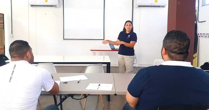 Operadores del 911 son capacitados en primeros auxilios psicológicos