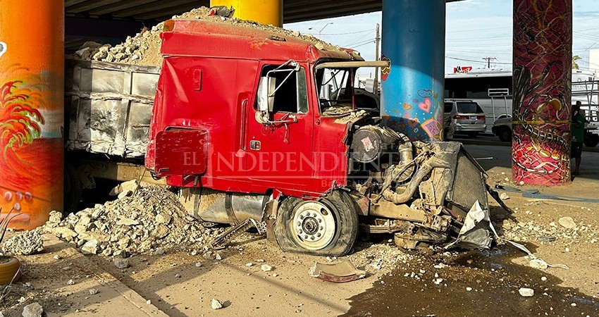 Carambola entre vehículos y un dompe deja dos heridos en Cabo San Lucas