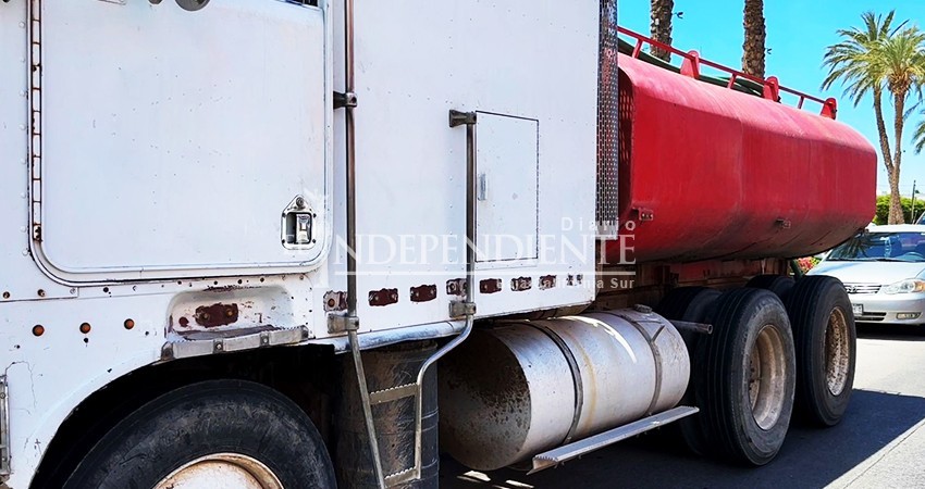 Detectan pipas de agua que operaban de manera irregular en La Paz