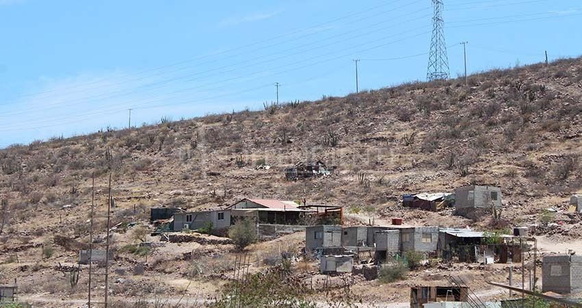 Trabaja Castro Cosío en la reubicación de familias en asentamientos irregulares de Los Cabos