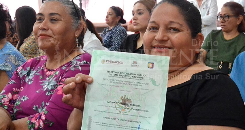 Entregan más de 400 certificados de capacitación en Comondú