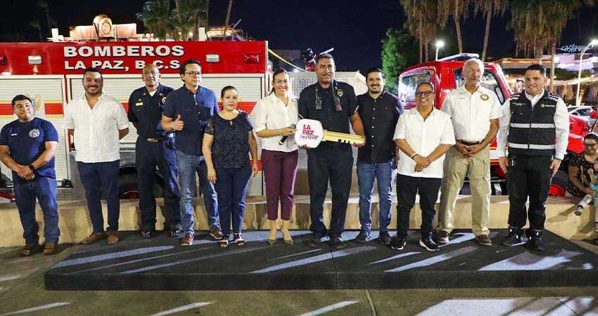 Reciben Bomberos de La Paz un vehículo extintor totalmente nuevo, después de 65 años de rezago