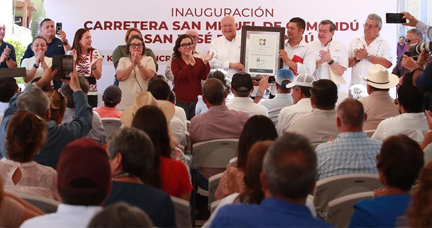 Entrega Castro Cosío obra de pavimentación entre San José y San Miguel de Comondú