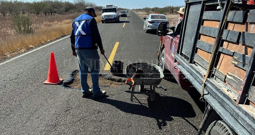 “Los baches son enormes”: Ciudadanos bachean carretera al norte de BCS