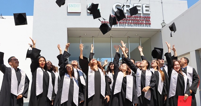 Celebra SEDIF graduación de profesionales en terapia física