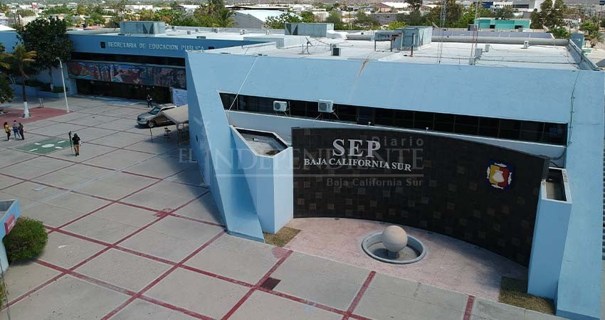 Normalistas recién egresados señalan a SEP BCS de no seguir los protocolos para la entrega de plazas