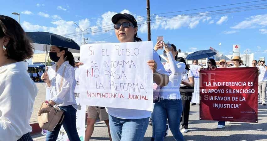 Marchan trabajadores del PJF en contra de la reforma judicial de AMLO