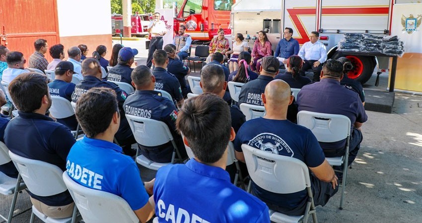 Entregan nuevos uniformes a elementos del Heroico Cuerpo de Bomberos de La Paz
