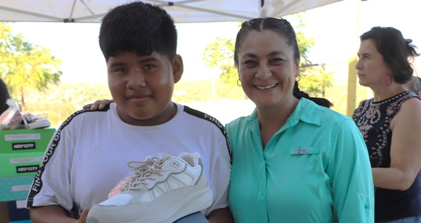 Entrega DIF La Paz 67 pares de calzado escolar en colonia Vista Hermosa