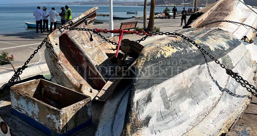 Retiran embarcaciones en malas condiciones y basura del malecón
