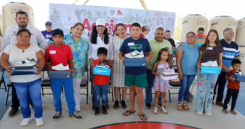 Entrega alcaldesa de La Paz apoyos sociales a los habitantes de La Matanza