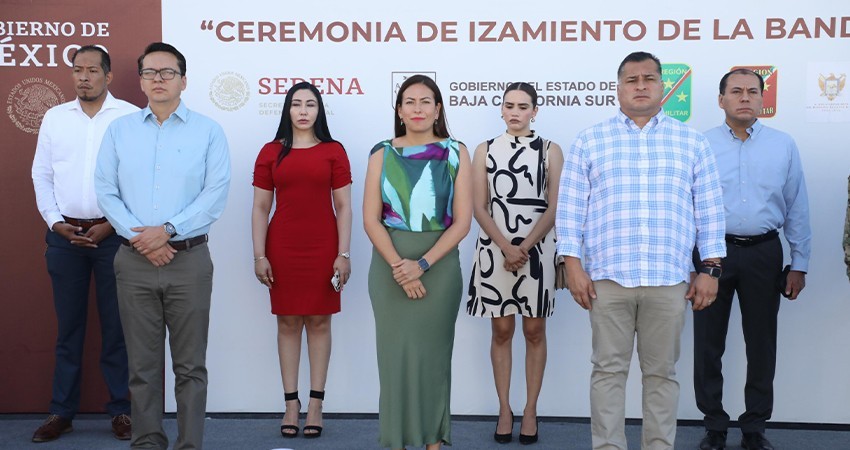 Celebran Gobiernos Municipal y Estatal ceremonia cívica de honores a la bandera