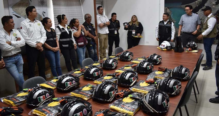 Entregan equipo de seguridad a personal operativo de Protección Civil Municipal