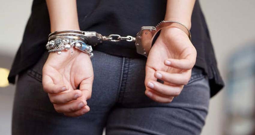 Por el delito de fraude y usurpación de profesión quedó vinculada a proceso Paola “N”